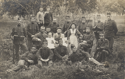 130206 Groepsportret met militairen die ingekwartierd zijn op de boerderij van Arie van Wijk aan de Nedereindseweg te ...